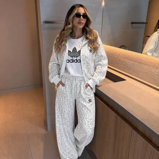 Conjunto Adidas leopardo gris chaqueta de la categoría Conjuntos dama en Busos Medellín