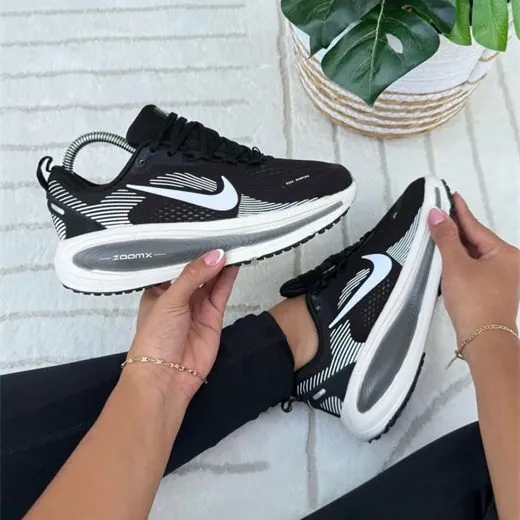 Tenis running negro ZoomX de la categoría Tenis importados en Busos Medellín