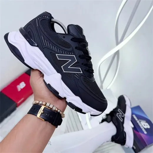 Tenis New Balance negro de la categoría Tenis importados en Busos Medellín
